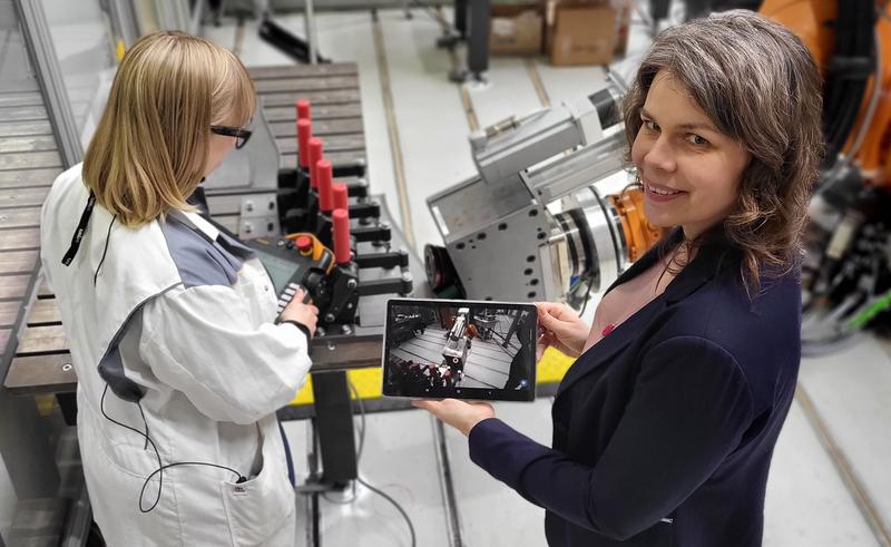 Franziska Bocklisch und Antje Ahrens (mit Eye-Tracker) beim Roboter-Rollformen: Die Auswertung, welche Prozessschritte erfahrene Mitarbeitende besonders im Blick haben, hilft den Prozess sinnvoll zu automatisieren und Erfahrungswissen zu sichern