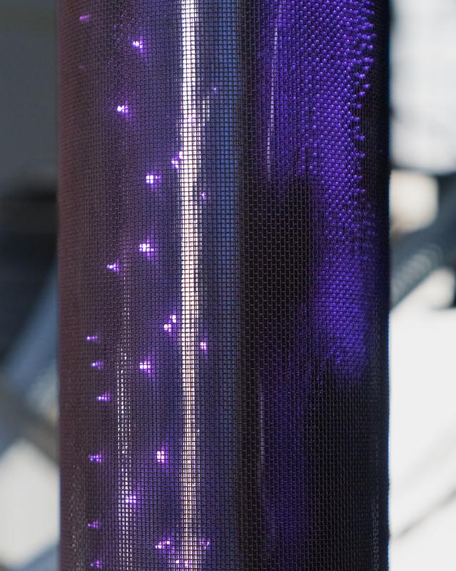 Die Plasma-Atmosphäre wird im Reaktor durch das charakteristische Leuchten und das Entladen von Blitzen deutlich sichtbar.