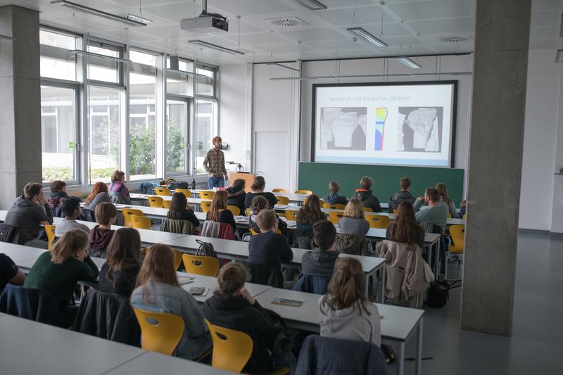 Bei Fachinfoveranstaltungen an der Uni Ulm können Schülerinnen und Schüler einzelne Studienfächer und deren Inhalte kennenlernen 