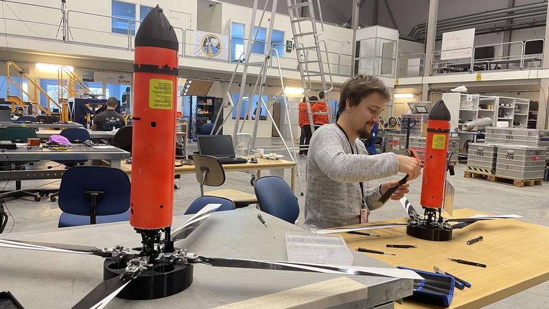 Systemingenieur Lennart Werner nimmt letzte Vorbereitungen an den SpaceSeeds für die Verladung in die Rakete vor.