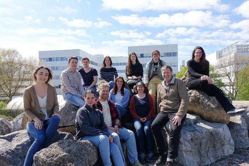 Ausstellungsteam vom Inst. f. Molekulare Evolution (v.l.): K. Trost, N. Bremer, L. Modjewski, Dr. J. Wimmer, R. Gerhards, L. Schwander, N. Mrnjavac, L. Asshauer, M. Brabender, A. Alexa, Dr. V. Zimorski, Prof. Dr. W. Martin.