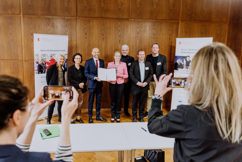 Kooperation besiegelt. Neuer Masterstudiengang Kriminologie und Kriminalprävention mit Partnern aus Präventionspraxis und Kriminologischem Forschungsinstitut Niedersachsen ab Oktober an der Berlin Professional School der HWR Berlin.