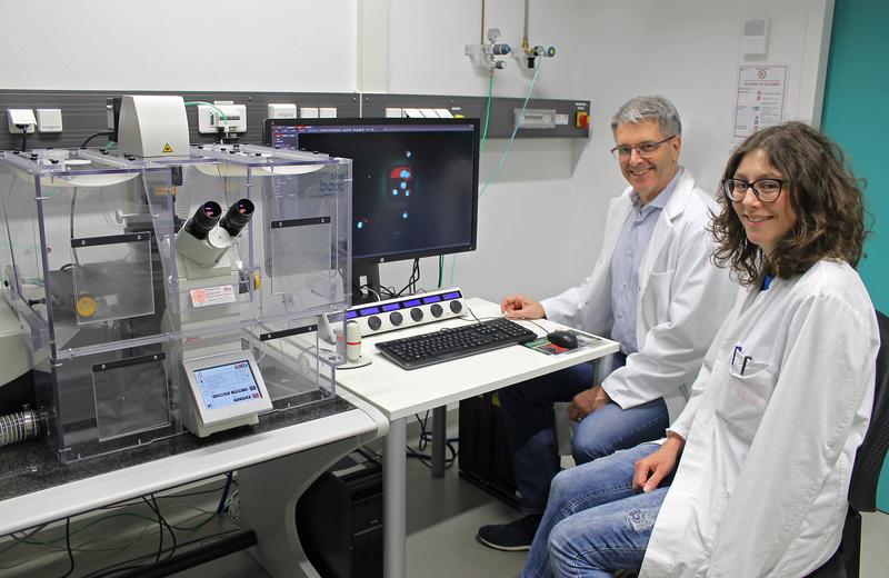 Prof. Dr. Thomas Scheibel und Vanessa Trossmann M.Sc., Doktorandin und wissenschaftliche Mitarbeiterin am Lehrstuhl für Biomaterialien, in einem Labor zur mikroskopischen Untersuchung von Zellstrukturen.