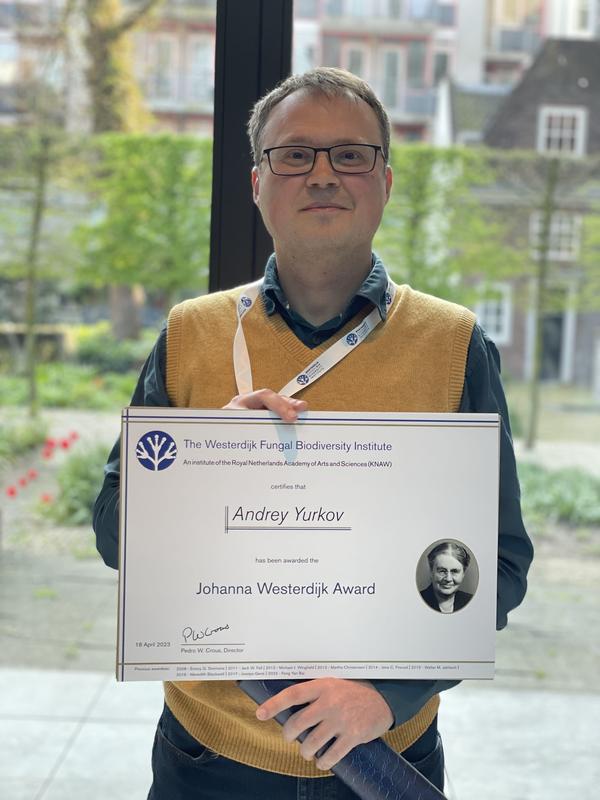 Dr. Andrey Yurkov vom Leibniz-Institut DSMZ wurde mit dem Johanna Westerdijk Awand 2023 ausgezeichnet