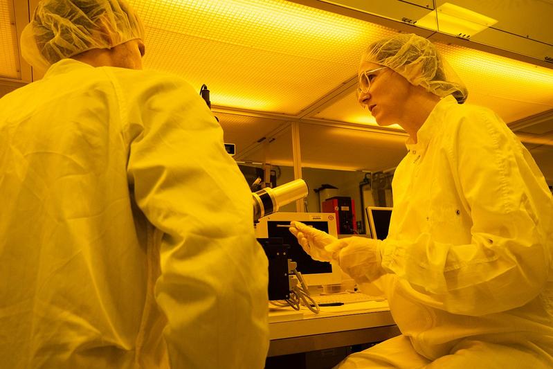 Christina Schindler und Cornelius Weiß am realen Ellipsometer im Reinraum