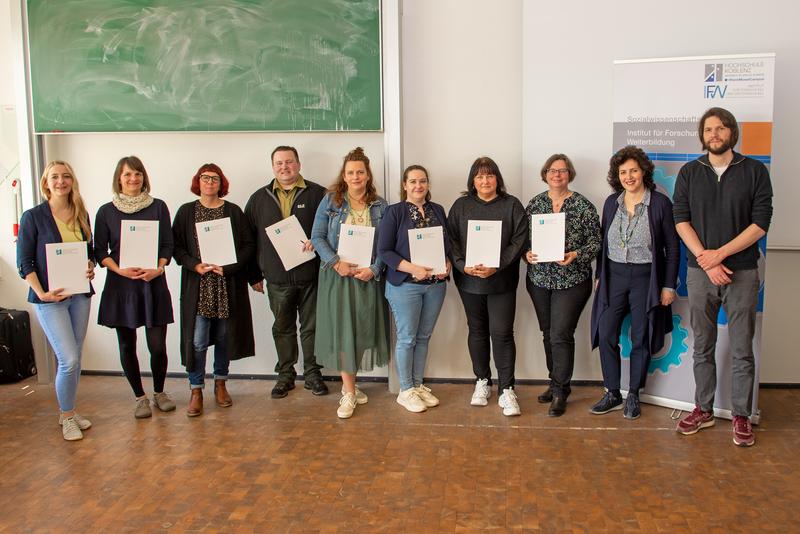Weiterbildungsleiterin Prof. Dr. Irit Wyrobnik (2. von rechts) und Julian Keitsch vom IFW (ganz rechts) mit den Absolventinnen und dem Absolventen der Korczak-Weiterbildung. 