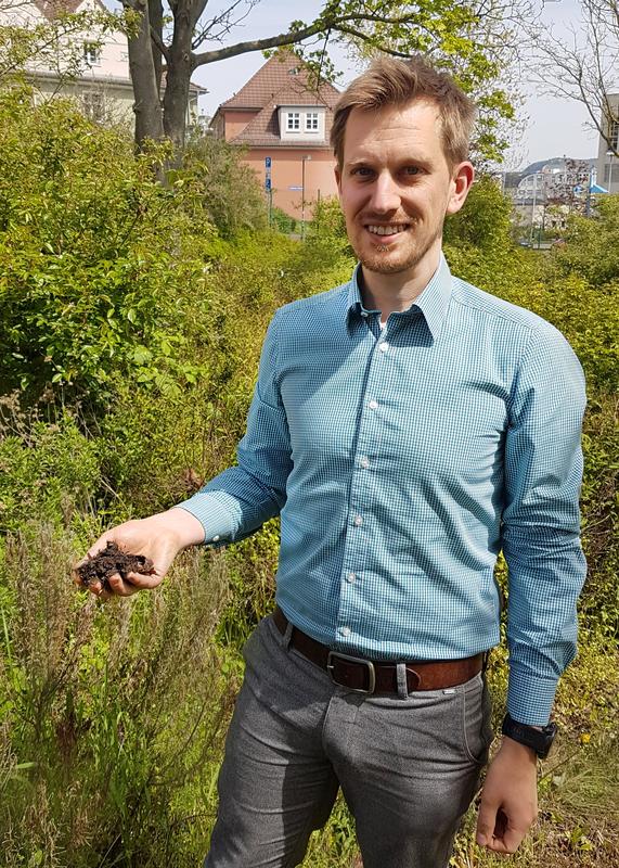 Projektleiter Prof. Dr. Christoph Koch mit Bodenprobe auf dem Campus der Ernst-Abbe-Hochschule Jena