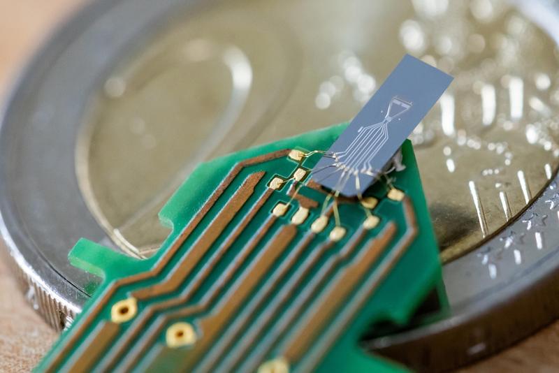 Technologisches Herzstück des Mikrofons sind den Haarzellen des menschlichen Innenohrs nachempfundene Biegebalken aus Silizium