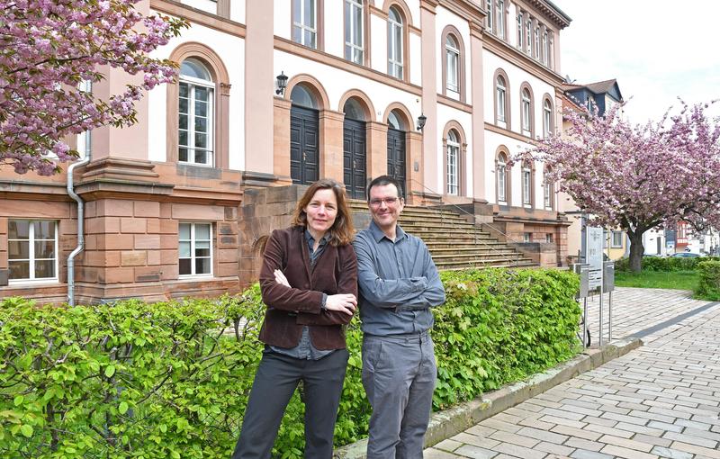 Prof. Dr. Eva Wegner (links) und Prof. Dr. Miquel Pellicer haben ein internationales Forschungsprojekt über „Politicians, Policies, and the Reproduction of Wealth“ eingeworben. 