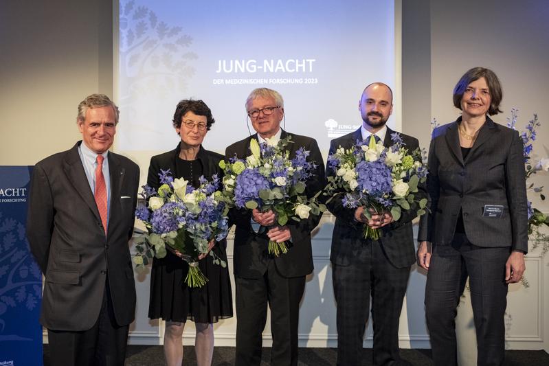 v.l.n.r. J. Spethmann (Jung-Stiftung), Dr. Achmed Mrestani (Jung-Karriere-Förderpreis 2023), Professorin Özlem Türeci (Jung-Preis für Medizin 2023), Professor Stefan Rose-John (Jung-Medaille in Gold für Medizin 2023), Prof. B. Schwappach-Pignataro