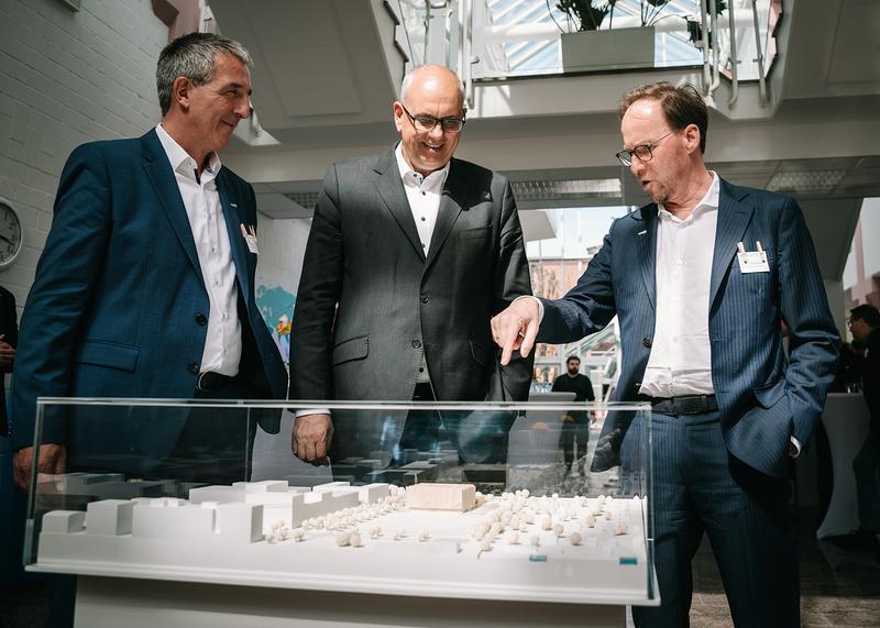 Die Geschäftsführung des ZMT - Dr. Nicolas Dittert (links) und Prof. Dr. Raimund Bleischwitz (rechts) - tauschen sich mit Bürgermeister Dr. Andreas Bovenschulte (Mitte) über das Modell des Neubaus des Forschungsinstituts im Bremer Technologiepark aus.