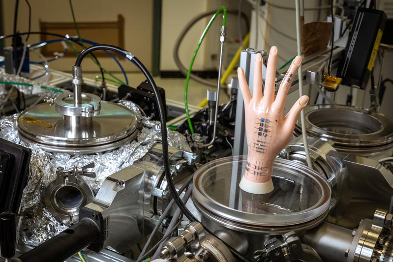 Im Rahmen ihres ERC-Projekts "SmartCore" entwickelten Coclite und ihr Team das Drei-in-Eins-Hybridmaterial „Smartskin“, das der menschlichen Haut sehr nahe kommt.