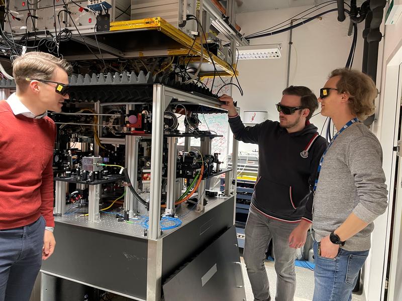 Für dieses Projekt brauchte es eine enge Zusammenarbeit von theoretischer Physik und Experimentalphysik. Die zwei Erstautoren Yevhenii Kuriatnikov (TU Wien; 2. v. R.) und Martino Calzavara (FZ Jülich; 1.v.L) besprechen letzte Details des Setups.