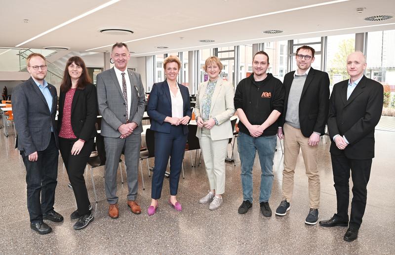 Von links: Prorektor Prof. Dr. Franz Vogler, Prorektorin Dr. Ramona Schröpf, Kanzler Jochen Drescher, Ministerin Ina Brandes, stv. Rektorin Prof. Dr. Tamara Appel, Dennis Friedel vom AStA, Prorektor Prof. Dr. Stephan Weyers, Prorektor Prof. Dr. Jörg Thiem