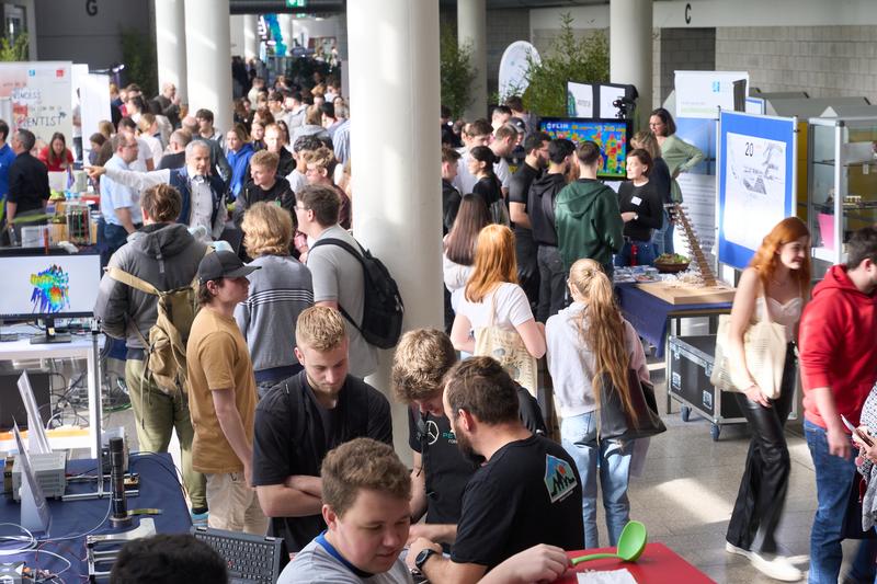 Die Stände im Foyer waren gut besucht.