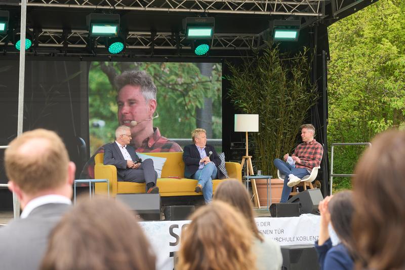 Auf der Bühne moderierte Sebastian Messerschmidt mehrere Talks.