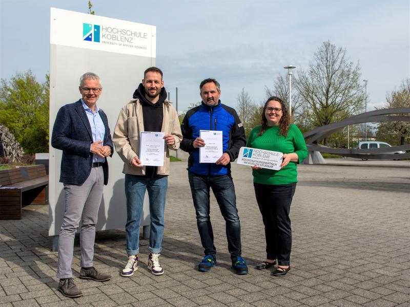 Von links: Prof. Dr. Heiko Weckmüller, Vizepräsident für Transfer und regionale Entwicklung, Lars Flammersfeld, Bereichsleitung Ambulante Dienste West der Meilenstein GbR, Nicola Farkas, Ausbildungsleiter der Stabilus GmbH, und Dr. Isabelle Chwalka.