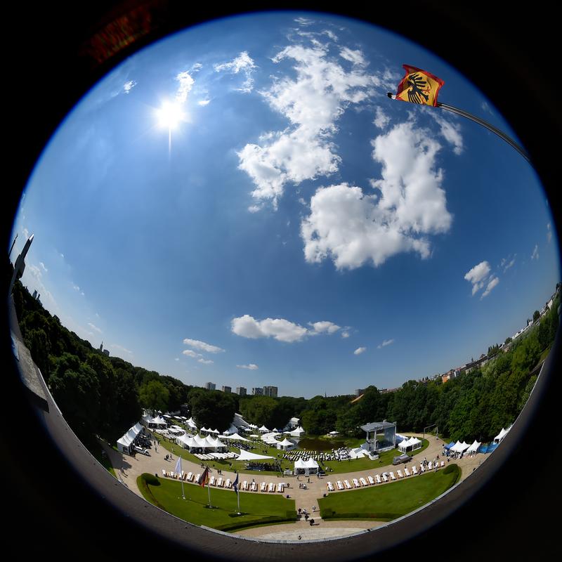 Für den Schutz des Planeten: Wie 2016 (Bild) verwandelt die „Woche der Umwelt“ auch 2024 den Park von Schloss Bellevue in eine Zelt- und Bühnenstadt der Ausstellenden.