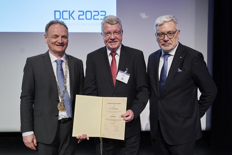 Prof. Dr. Andreas Seekamp, der Präsident der DGCH und Präsident des DCK (Deutscher Chirurgen Kongress) 2023, Prof. Dr. Andreas Markewitz, OTA a.D., Prof. Dr. Thomas Schmitz-Rixen, der Generalsekretär der DGCH (v.l.n.r.)