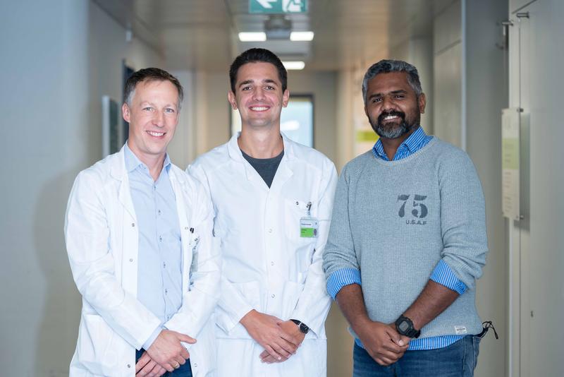 Die Neurologen Ansgar Felbecker und Thomas Schneider mit Empa-Forscher Peter Nirmalraj (v.l.n.r.).