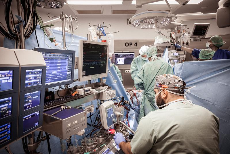 Herz-Operation unter Einsatz der Herz-Lungen-Maschine