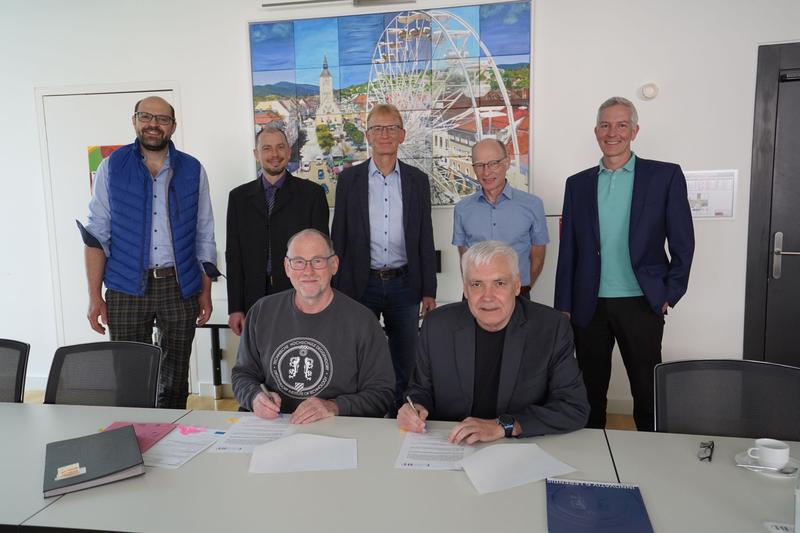Der Vertrag ist unterschrieben: THD-Präsident Prof. Dr. Peter Sperber (links) und der Schulleiter der Berufsschule Deggendorf, Oberstudiendirektor.