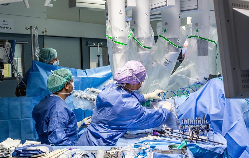 Millimetergenau und zitterfrei können Chirurg*innen mit dem OP-Roboter Haut- und Fettgewebe am Bauch entnehmen, um es dann für die Rekonstruktion der Brust zu verwenden.