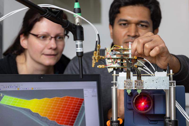 Untersuchung des intelligenten Sensors im Vergleich zu einem klassischen Mikrofon