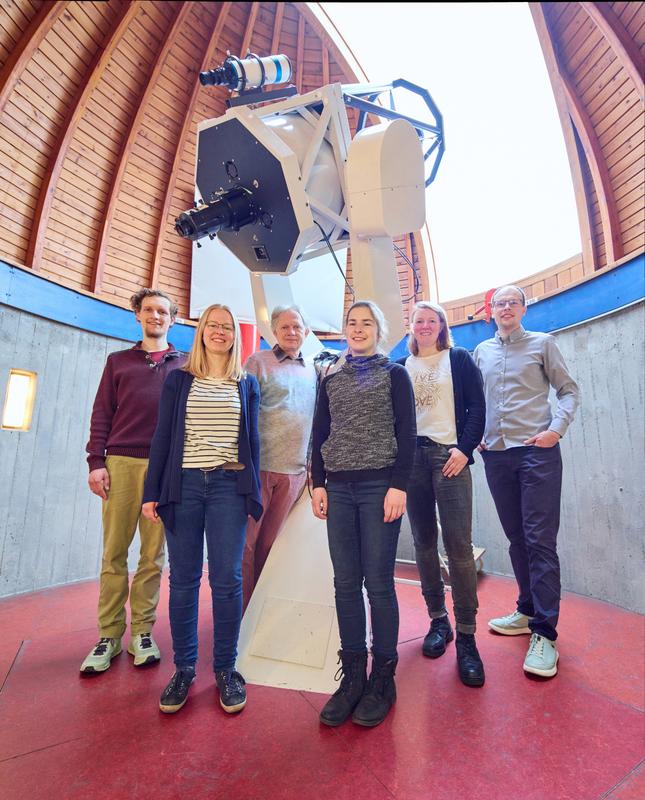 Im Argelander-Institut für Astronomie (von links): David Ohse, Johanna Rätz, Prof. Dr. Frank Bertoldi, Lara Becker, Dr. Birgit Westernströer und Dr. Florentin Schmidt. 