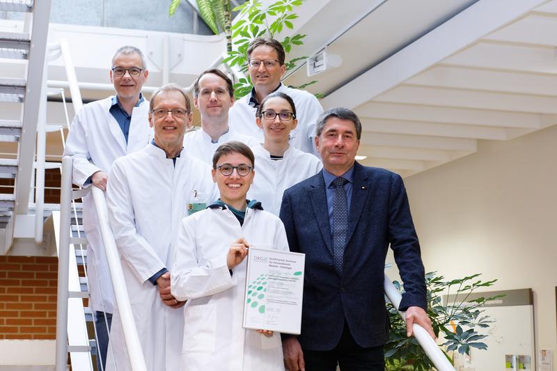 Das interdisziplinäre Team des ZPM-OR (v.li.): Prof. Dr. Matthias Evert, Prof. Dr. Wolfgang Dietmaier, PD Dr. Daniel Heudobler, Dr. Kirsten Utpatel, Prof. Dr. Tobias Pukrop, Prof. Dr. Daniela Hirsch, Prof. Dr. Bernhard Weber.