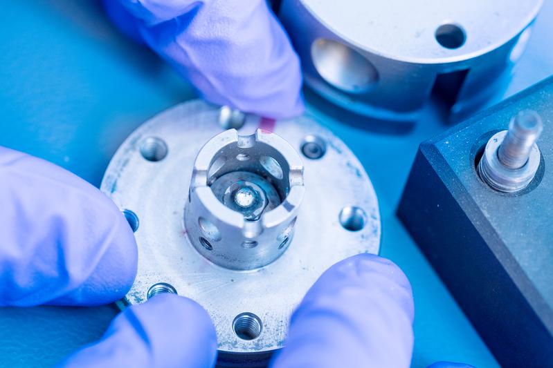 Diamantstempelzelle, in der Nanodiamanten unter hohem Druck und hoher Temperaturen hergestellt werden 