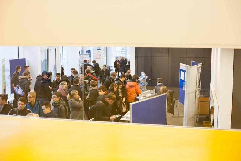 Der zentrale Infopunkt im Foyer des Nieper-Baus der HTWK Leipzig.