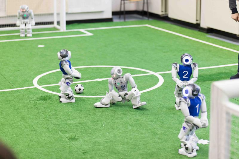 Die fußballspielenden HTWK-Robots sind beim HIT mit von der Partie.