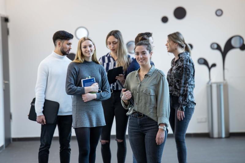 Die Studierenden der Fächer BWL und Wirtschaftsingenieurwesen bewerten unter anderem den Kontakt zur Berufspraxis als sehr gut.