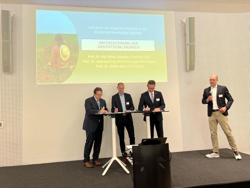 Der Coburger Hochschulpräsident Prof. Dr. Stefan Gast (Mitte) bei der Unterzeichnung mit seinen beiden Präsidentenkollegen Prof Dr. Andreas Frey (HfWU Nürtingen-Geislingen ) und Prof. Dr. Kai-Oliver Schocke (Frankfurt UAS).