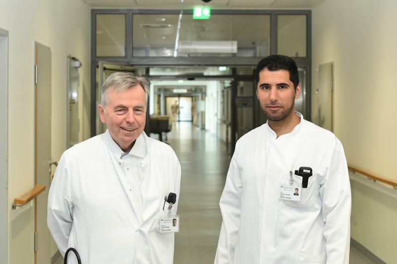 Andreas Mügge (links) mit Studienleiter Assem Aweimer 