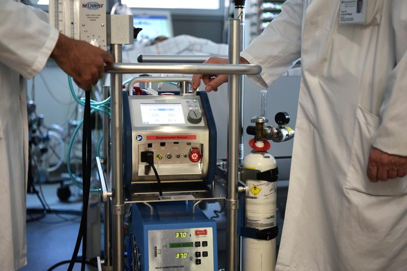  Während der Covid-Pandemie wurden schwer kranke und maschinell beatmete Patientinnen und Patienten vermehrt mit einer ECMO, einer Art künstlicher Lunge, behandelt. 