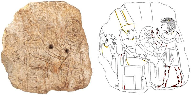 Bild der Vorderseite der Stele (links) mit Umrisszeichnung (rechts): Zu erkennen sind die altägyptischen Götter Amun und Chons sowie eine auf sie zugehende Königsfigur. 