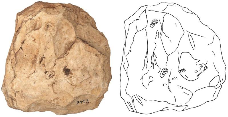 Foto der Rückseite der Stele (links) mit Umrisszeichnung (rechts): Auffallend sind drei markant herausgearbeitete menschliche Ohren und ein um 180 Grad gedrehter und deutlich größerer Löwenkopf. 