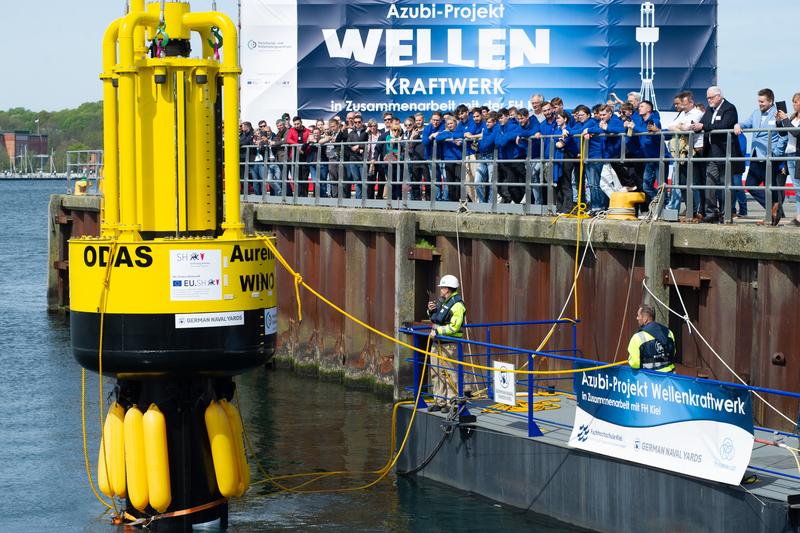 Langsam geht es hinunter ins Hafenbecken der GERMAN NAVAL YARDS. Hier sollen erste Funktionstests durchgeführt werden. 