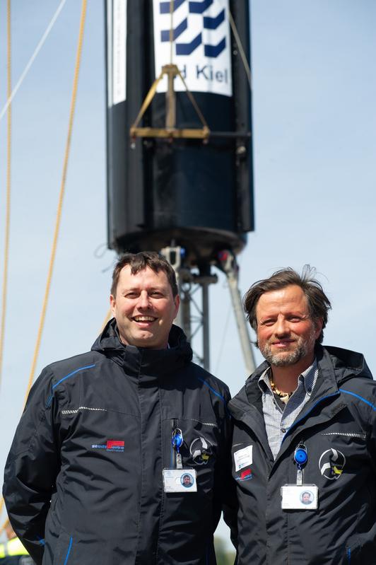 Andreas Glaß (rechts ) und Prof. Dr.-Ing. Christian Keindorf haben den Prototypen des Wellenkraftwerks entwickelt. 