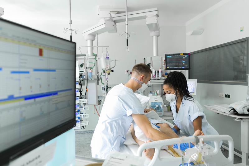 Pflegende betreuen einen Patienten auf einer Intensivstation der Universitätsmedizin Magdeburg.