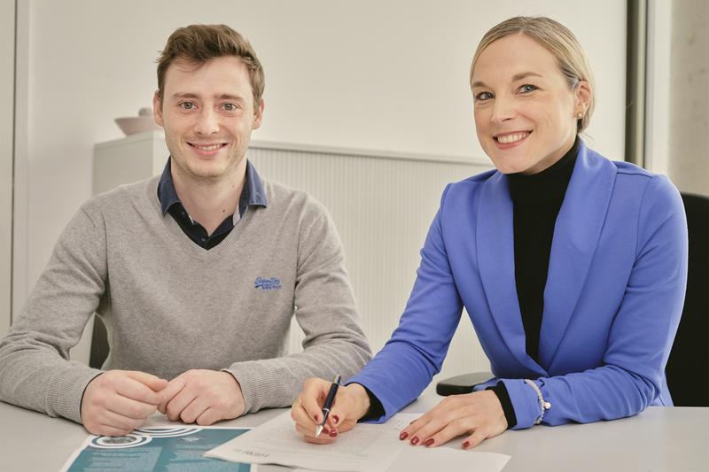 Prof. Dr. Natalie Bartholomäus, HSBI-Vizepräsidentin für Nachhaltigkeit und Human Resource Management, und der belgische Aktivist der Kampagne „Nursing Climate Challenge“ Tibo Uyttersprot bei der Unterzeichnung. 