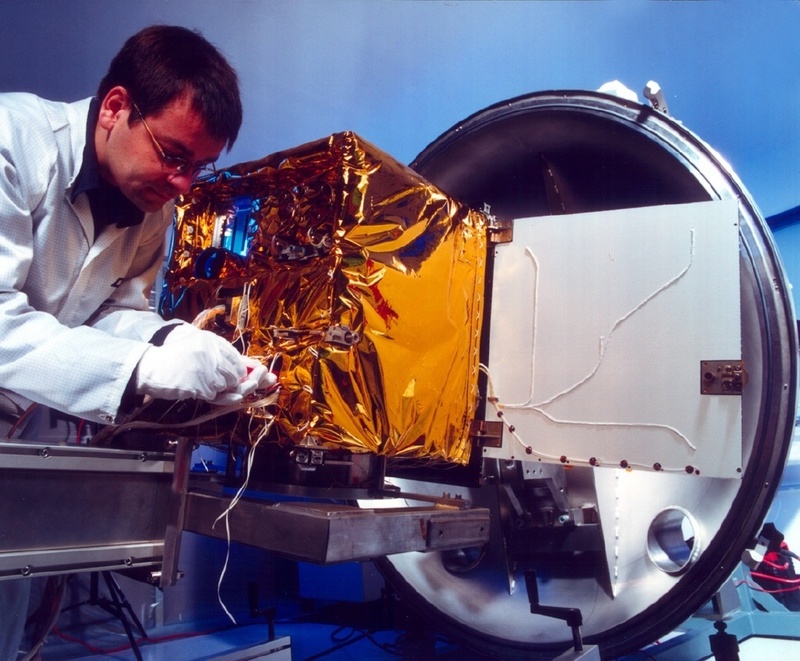 Der mit einer Goldfolie umhüllte Kleinsatellit BIRD wird für einen Test in der Vakuumkammer vorbereitet. ©DLR