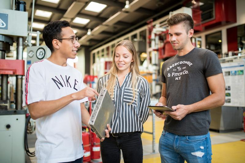 Studierende des Wirtschaftsingenieurwesens im Forschungszentrum für Leichtbauwerkstoffe Panta Rhei. Foto: BTU, Sebastian Rau 