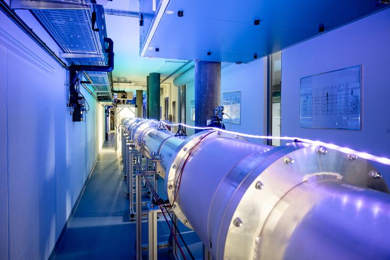 Teilabschnitt der 30 Meter langen Quantenverbindung zwischen zwei supraleitenden Schaltkreisen. Die Vakuumröhre (Mitte) beinhaltet einen Mikrowellen-Wellenleiter, der auf rund -273˚C  gekühlt ist und die beiden Quanten-Schaltungen verbindet.