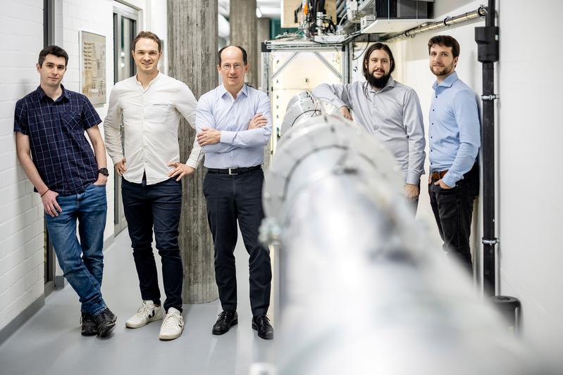 Das Kernteam des Experiments vom Quantum Device Laboratory an der ETH Zürich. v.l.n.r: Anatoly Kulikov, Simon Storz, Andreas Wallraff, Josua Schär, Janis Lütolf.