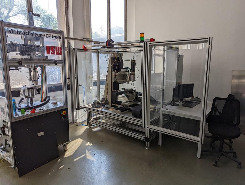 Mehrachsiger 3D-Druck in der Werkstatt des Instituts für Steuerungstechnik der Werkzeugmaschinen und Fertigungseinrichtungen.