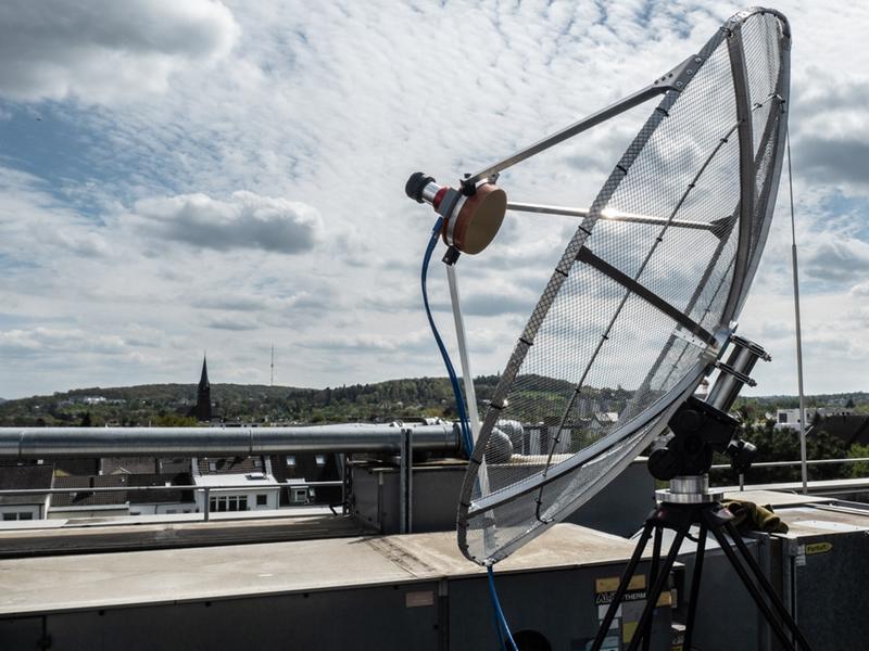 Mobile Sendeantenne des Projekts „MoonBounce“ für den Betrieb an Schulen. Über diese Antenne(n) wird das Signal in Richtung Mond abgeschickt, und 2,6 Sekunden später nach Reflektion an der Mondoberfläche vom Radioteleskop Effelsberg aufgezeichnet.