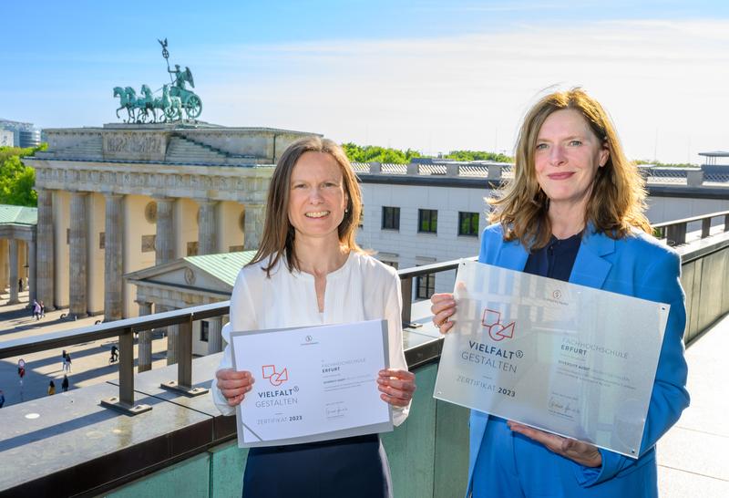 (v.l.n.r.) Babette Lautenschläger, Diversitätsbeauftragte der FH Erfurt, und Prof.in Dr. Sabine Brunner, ehemalige Vizepräsidentin für Kommunikation und Kultur, die das Audit im Auftrag der Hochschulleitung begleitet, nahmen am 09.05.2023 für die FH Erfurt